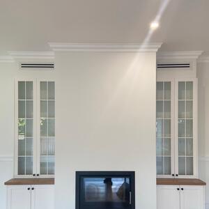 Another beautiful white and timber combo!🤩 

*Fireplace display/bookshelf

#whiteandtimber #masikukitchens #fireplacecabinets