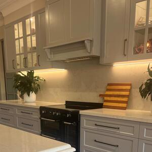 Check out this kitchen! We love a double bullnose edge stone @arianastone_ptyltd, custom blue paint and farmhouse ceramic sink @noveraustralia!

#masikukitchens #kitchen #ceramicsink #islandbar