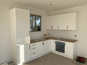 Same kitchen, different fonts for @aveleyhomesaustralia portable houses! 🏠 🧑‍🍳 

#masikukitchens #portablehomes #kitchen #customfit