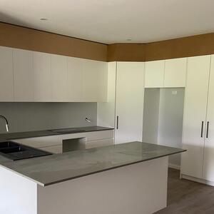 Simplistic, yet practical 🫰🏽

#custom #masikukitchens #kitchen #grannyflat #whitekitchen #simplistic