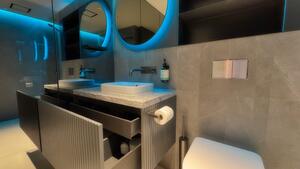 We love a floating vanity!

Ensuite vanity for our job in Surry Hills with gorgeous fluted feature!

#ensuite #floatingcabinet #vanity #flutedpannels #masikukitchens