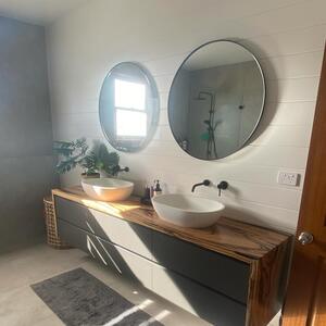 Custom Vanity for our job 🤩

Blend of black resin filled grain Timber and Dark Cabinetry for the bathroom vanity!

#vanity #timbers #blackandtimber #bathroom #masikukitchens #custom