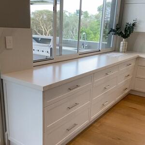 Such a gorgeous Kitchen and Butlers Pantry for our job in Duffys Forest.

#masikukitchens #whiteandtimberkitchen #modernhomes #cabinetmaker #cabinetry