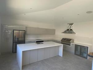 Kitchen in this pool cabana done just in time for Christmas 🎄🎅🏽