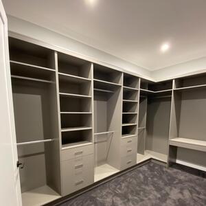 Spacious Walk-in-Robe with plenty of storage for our job in Pitt Town!!

#masikukitchens #walkinrobedreams #spaciousliving #modernhomes #cabinetmaker #cabinetry